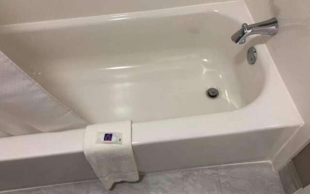 Econo Lodge Inn & Suites