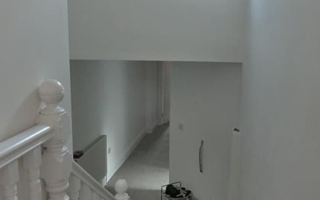 Light, Spacious 2 bed 2 Bath Flat. Sleeps 2-8