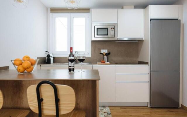 Hostly Sol 2bdr flat with patio in Seville center