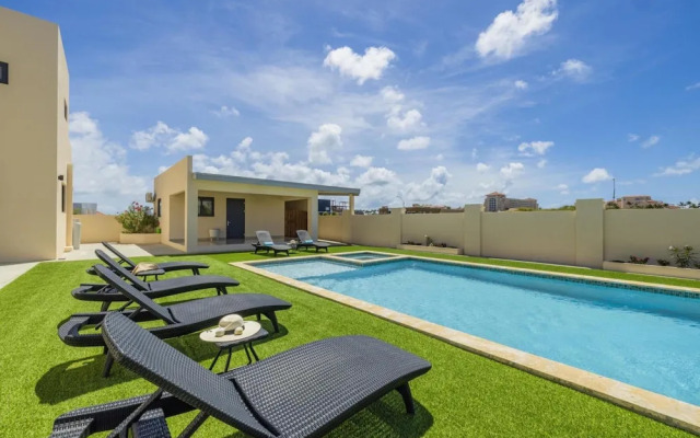 NEW 4br4ba Villa Across of Palmbeach w Pvt Pool