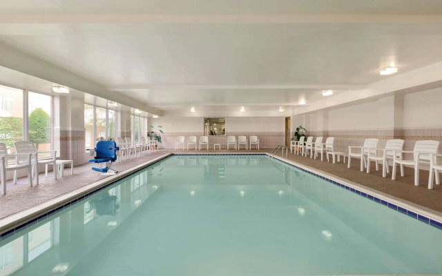 Country Inn & Suites by Radisson, Chester, VA
