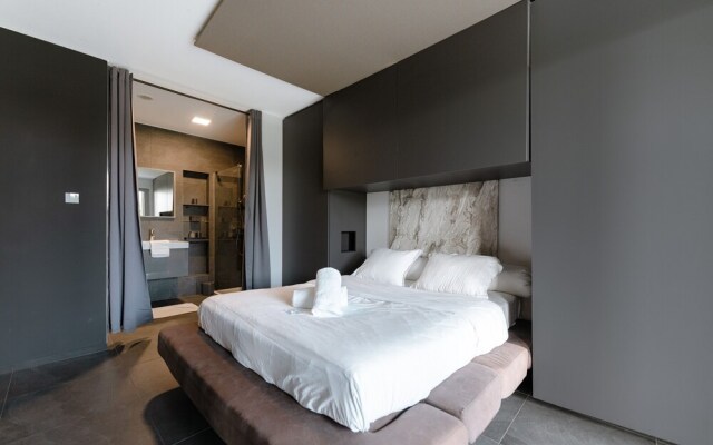 Stylish 1BR Apt w Balc Cloche dOr