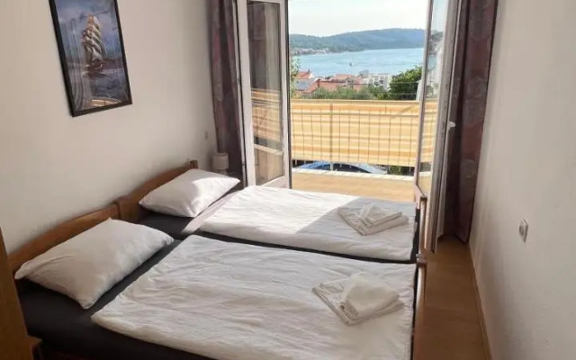 Half of house to rent - family Zelenika