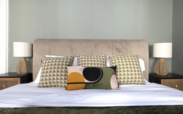 JOIVY Homely 1-Bed Flat By St Giles W/ Desk