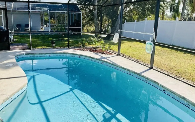 Amazing 3/2 Vacation Home With Private Pool!!