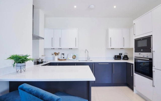 Contemporary Two Bedroom Apartment By The River