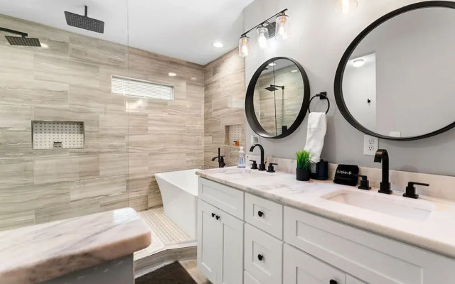 City Oasis With Hot Tub Group-friendly