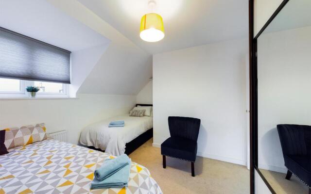 Cheerful 5-BDR/3-BATH House w/ Free Parking
