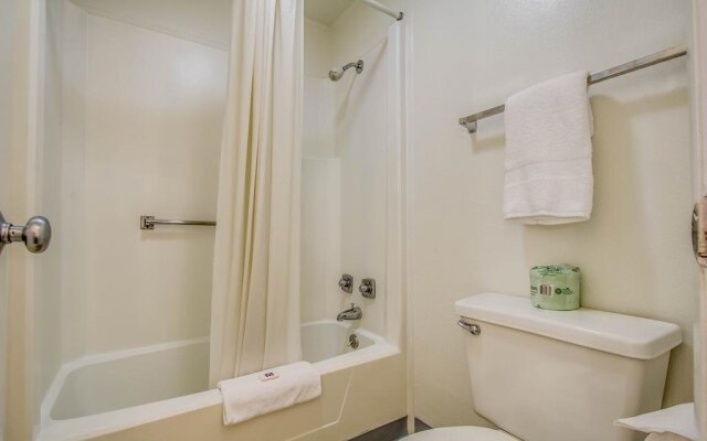 Travelodge by Wyndham Lansing