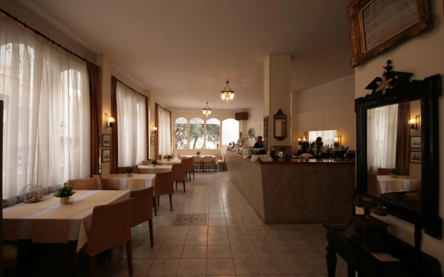 Adams Hotel