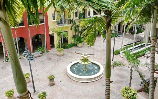 Luxurious Esplanade Condo Overlooking bay