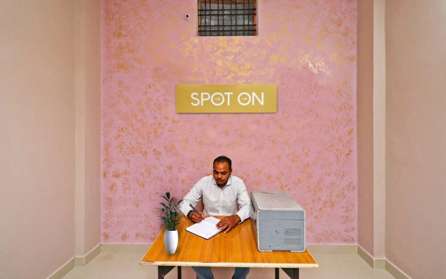 SPOT ON 37467 Shivram Hotel