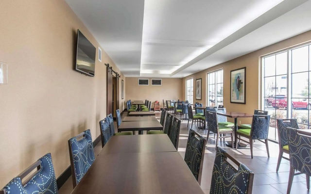 Comfort Inn & Suites Airport North