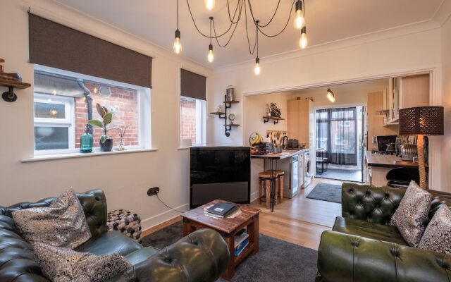 The Nautilus Cowes IOW Sleeps 4 & Private Garden