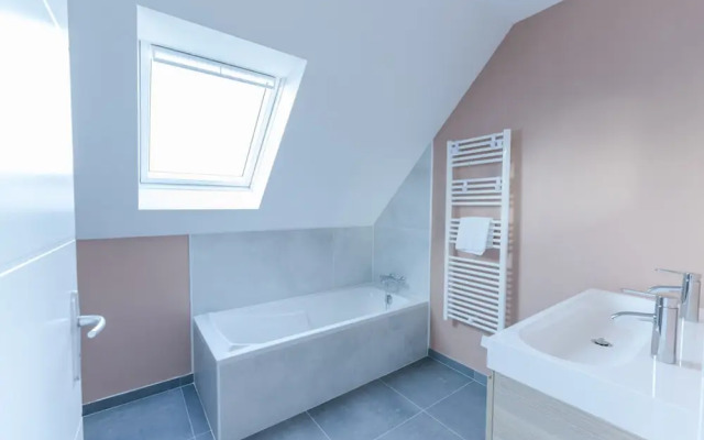 Pretty new House With Small sea View