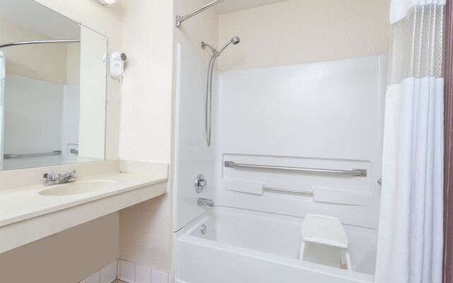 Days Inn & Suites Dundee