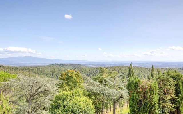 A Beautiful, Traditional Tuscan Hamlet in the Hills