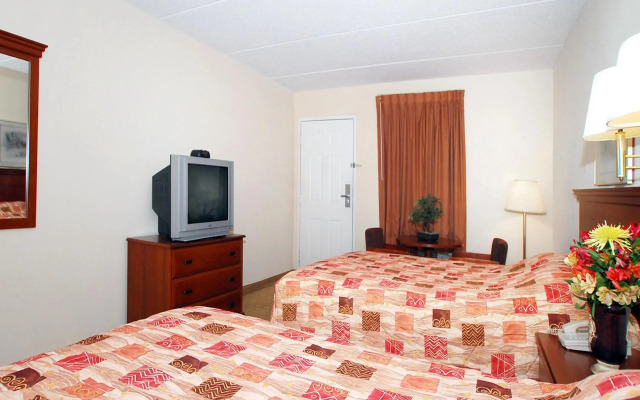 Econo Lodge Inn & Suites