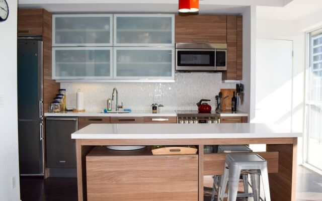 Modern Queen West 2 Bedroom and 2 Bathroom