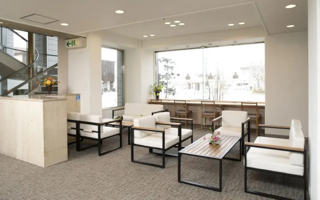 PLAZA EAST CABIN - Caters to men