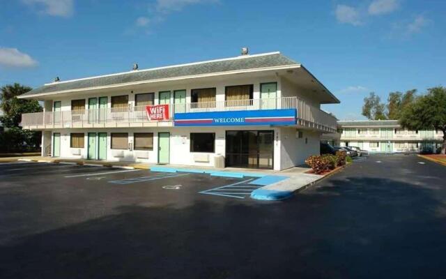 Travelodge by Wyndham Pompano Beach