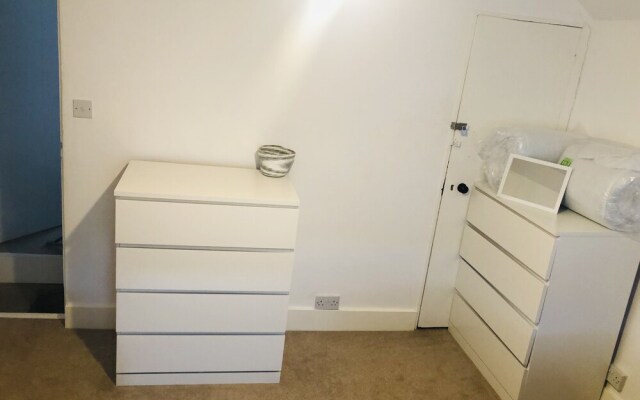 Charming 3 Double Bed Apartment in Tonbridge