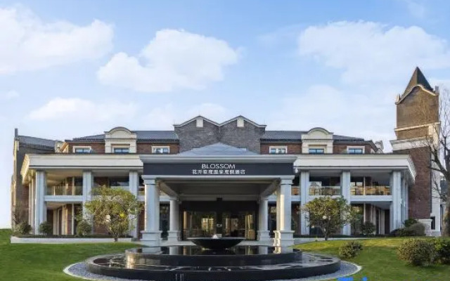 Wuyi Huakaishengdu Hot Spring Resort Hotel