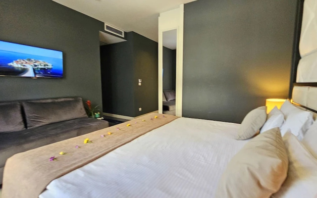Royalis Suites