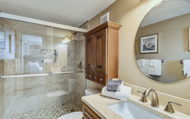 DP 202C Recently renovated 2 bedroom condo near Destin Harbor and amazing views by RedAwning