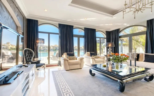 Glamourous Beachfront Villa on The Palm w Pool