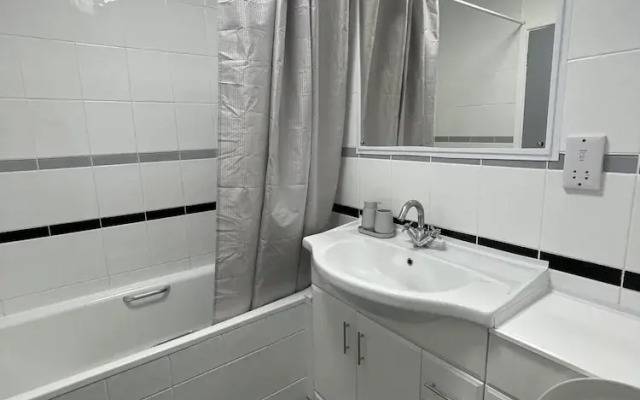 Cosy Cardiff Apartment Near City Centre
