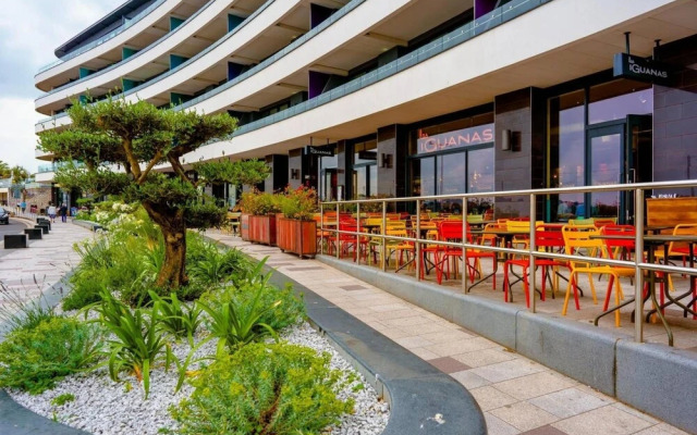 Sandybanks Loft - Penthouse Seaview Apartment on Promenade, Torquay