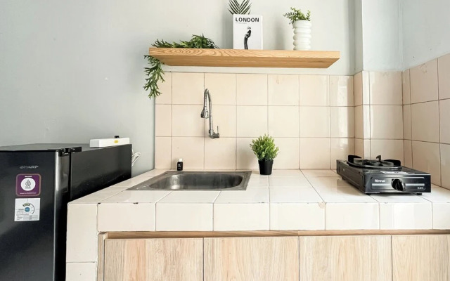 Basic Studio Room Apartment At Green Palm Residence