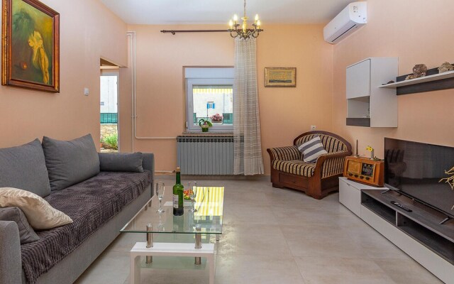 Beautiful Apartment in Sisan With Wifi and 2 Bedrooms