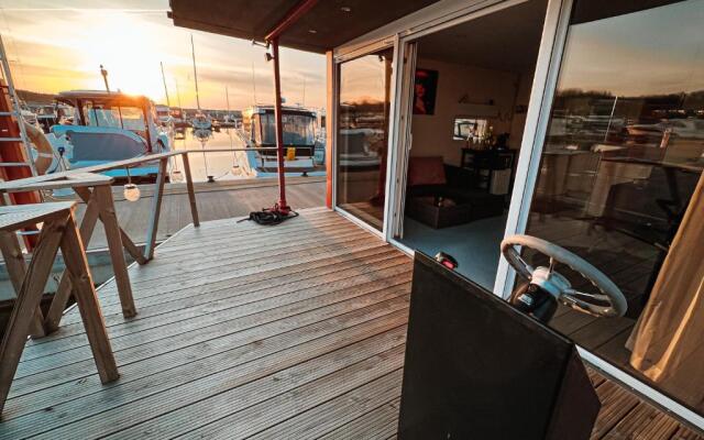 Cozy Floating house with sauna