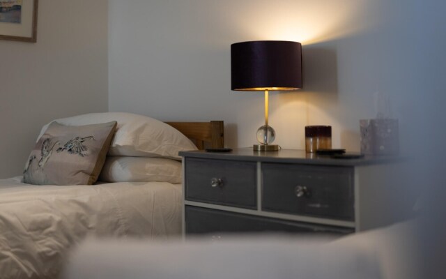 The Cwtch Apartment - Sea Views Walk to Beach
