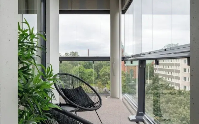 Modern 2BR Apartment with Sauna & Large Balcony