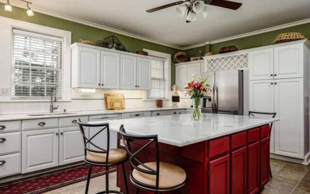 Knollwood House Bed & Breakfast