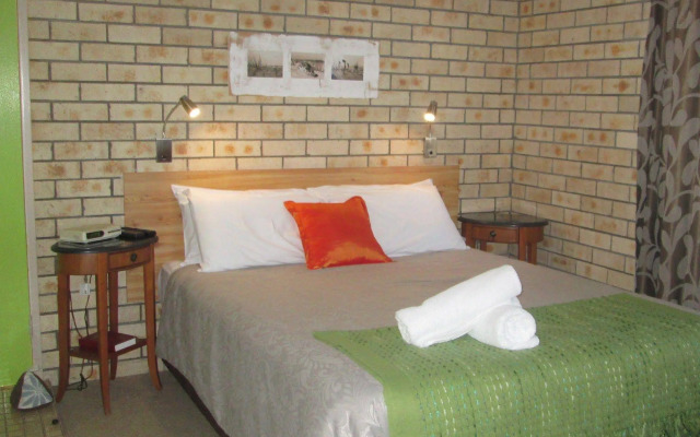 Hawks Nest Motel
