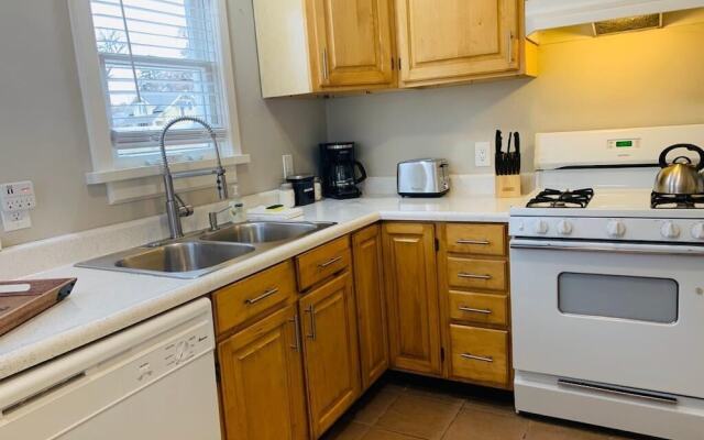 Stunning Bungalow next to UNC - Free Cruiser Bikes!