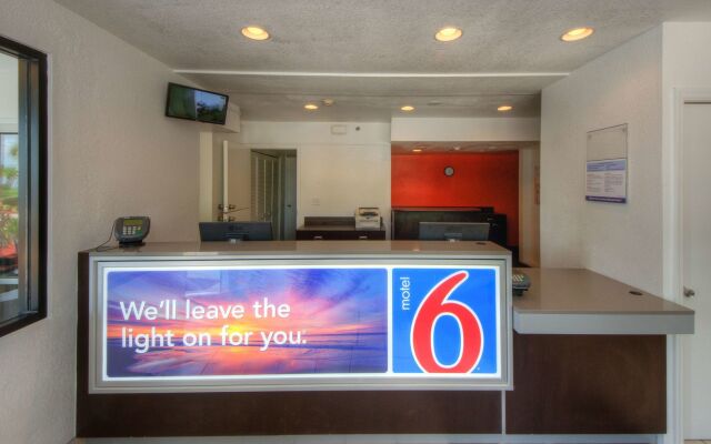 Motel 6 Bradenton, FL