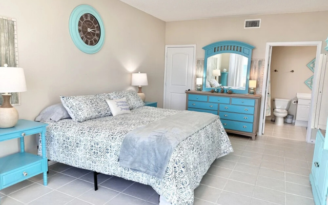 Sunshine Daydream 3 Bedroom Condo by RedAwning