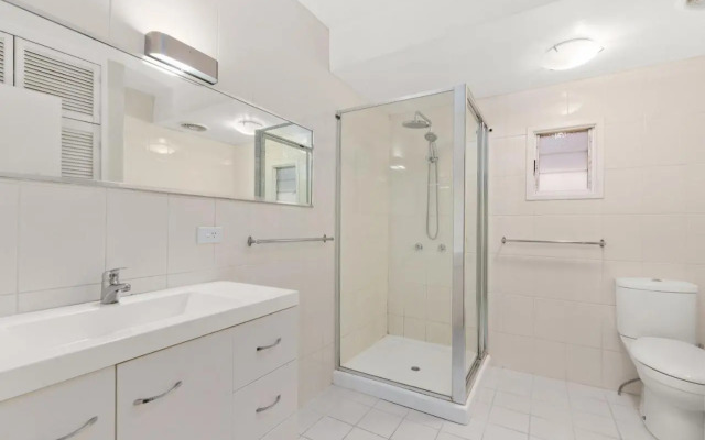 Kozyguru Albion Charming House With 3 Bedroom Parking -Qal035