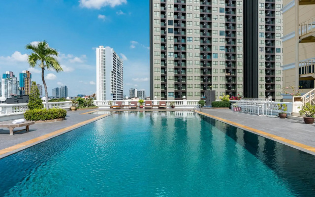 The Niran Grand Hotel
