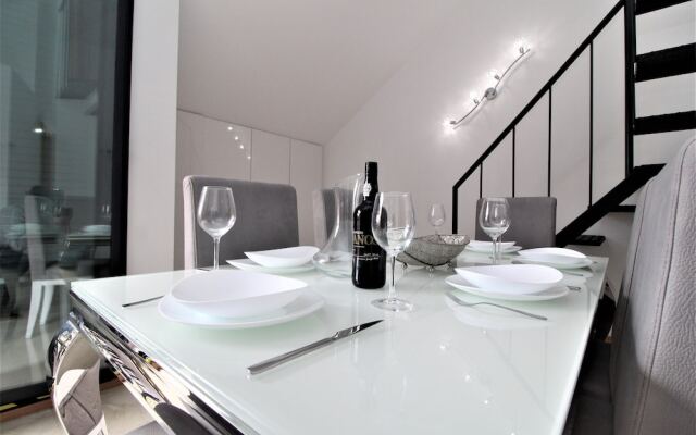 Living Apartment With Private Pool, Jacuzzi and Gym