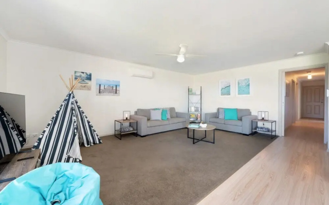 Spacious 3-bed Ground Level Beachside Stay