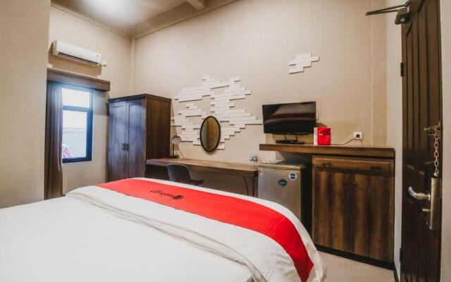 RedDoorz Plus near Mall Slipi Jaya