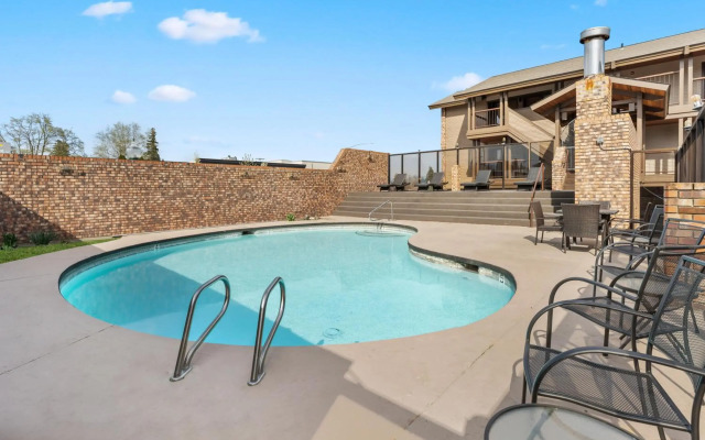 Cedar Street Hotel and Suites