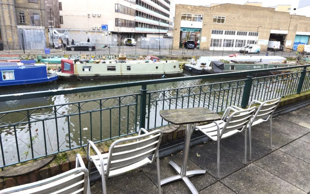 Apartment With Canal View in Broadway Market