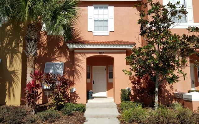 3br, 2.5ba Townhome W/ Sunny Rear Yard 3 Bedroom Townhouse by Redawning